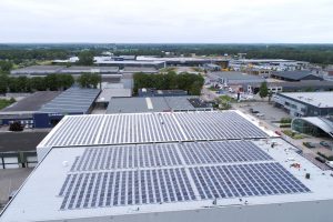 1600 Zonnepanelen op het dak van Van Deuveren Transport 3