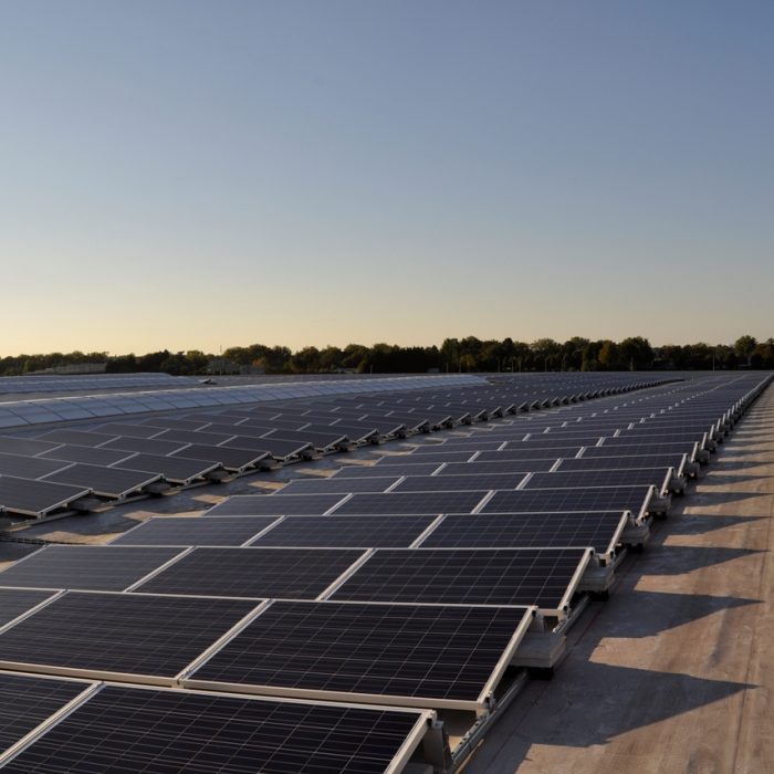 2.000 panelen op het dak van een groene retailer