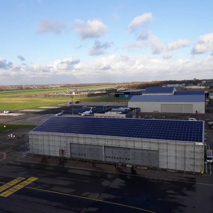 Saman installeert nieuwe set zonnepanelen op hangars Rotterdam The Hague Airport