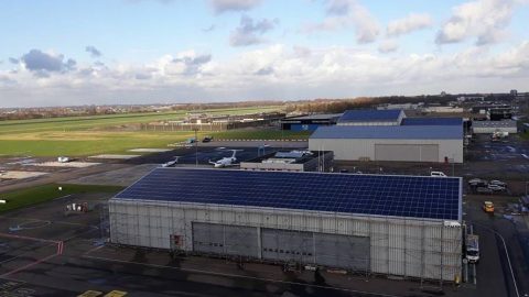 Saman installeert nieuwe set zonnepanelen op hangars Rotterdam The Hague Airport