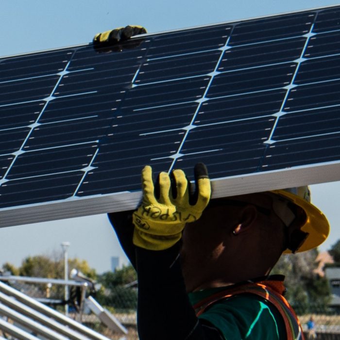 Hoe installeer ik zonnepanelen veilig op hoogte?